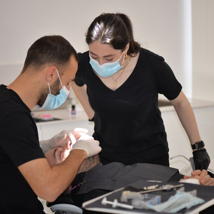 Dr. Sergi Arranz durante exploración dental en Smile Studio